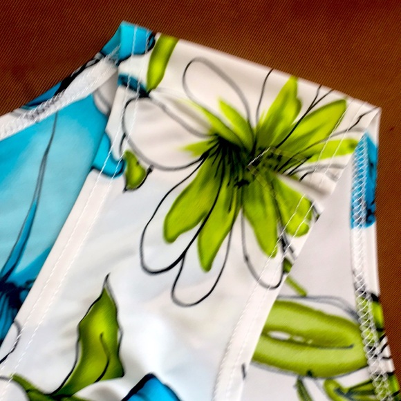 Floral Cut-Out Sleeveless Top - Light & Breezy! - Picture 5 of 8